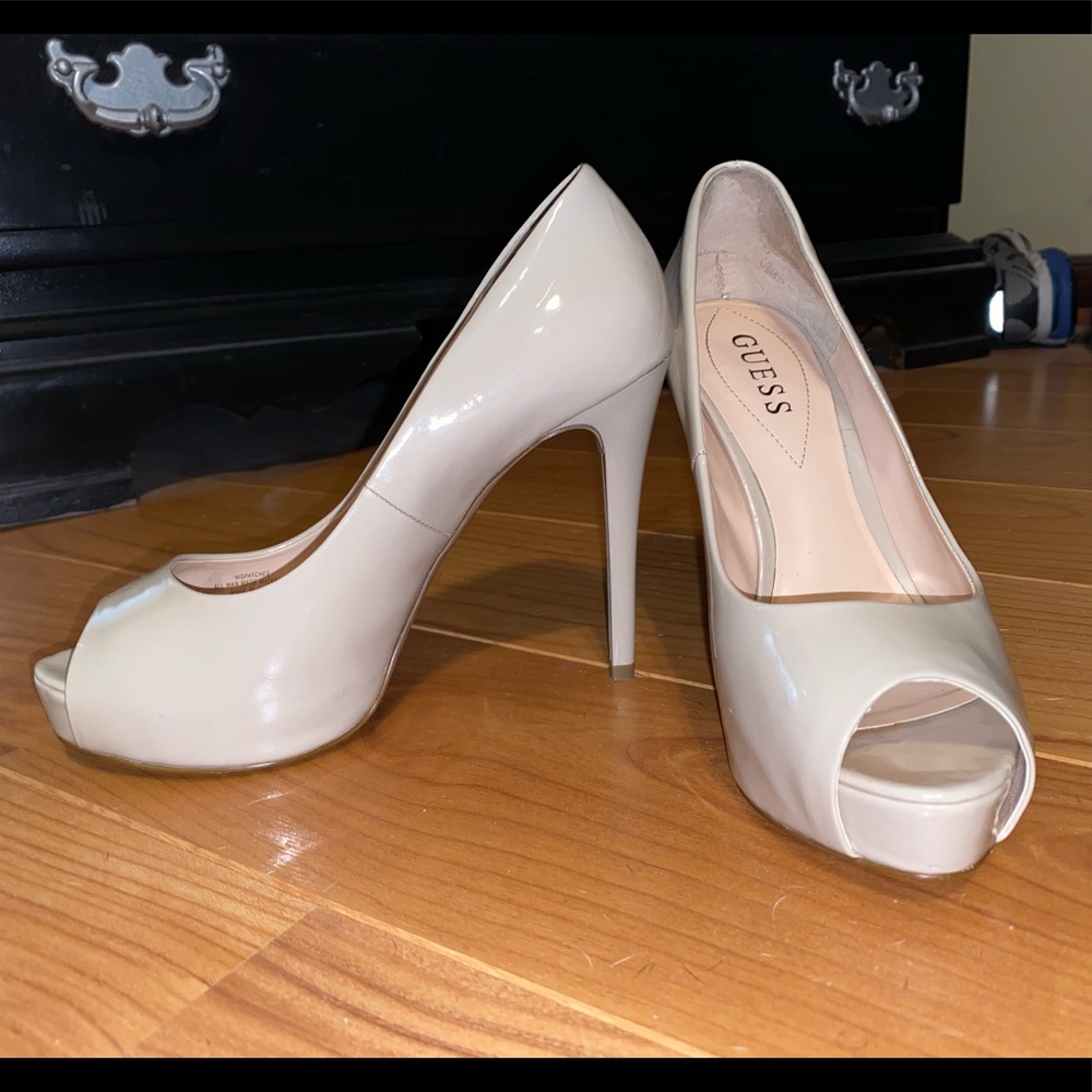 Nude peep toe Guess heels patent leather